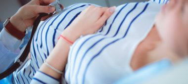 Zwangere met verloskundige