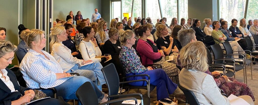 Grote groep in zaal