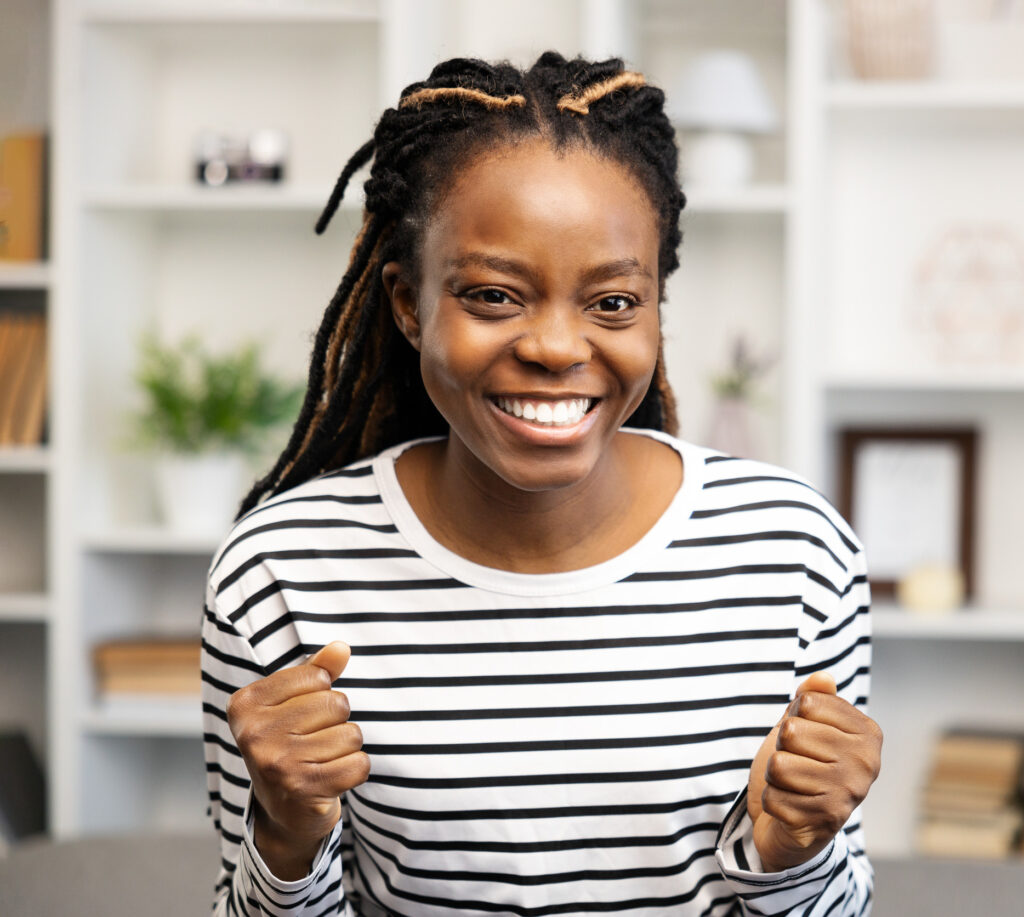 Breeduit lachende jonge dame