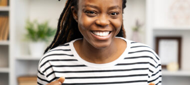 Breeduit lachende jonge dame