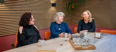 3 vrouwen in gesprek aan tafel